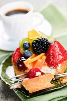 Assorted berry tart with coffee