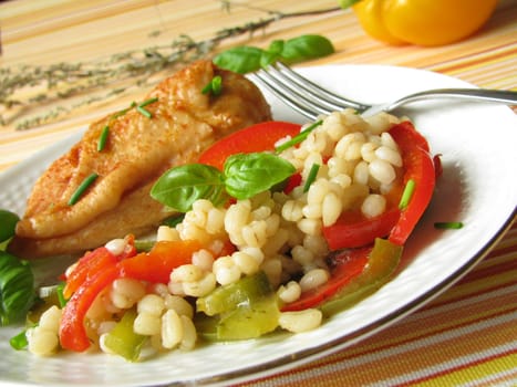 Chicken with barley barley and bell pepper