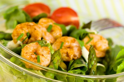 lamb's lettuce with olives,sauce,prawns
