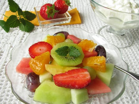 Fruit salad with yoghurt
