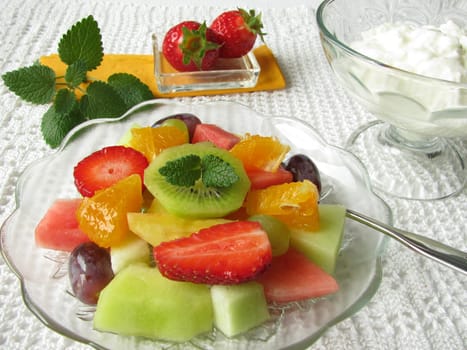Fruit salad with yoghurt