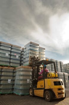 Piling bottles with a forklift