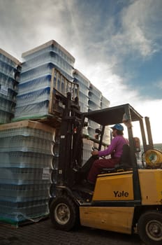 Piling bottles with a forklift