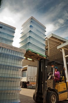 Piling bottles with a forklift