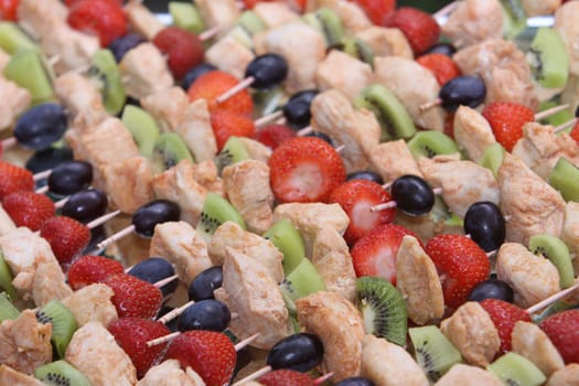 Poultry skewer with fresh fruit