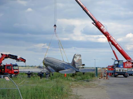 last week I saw him flying at the ILA. The day before yesterday I read the news of the crash landing in the video text and today I happened to pass by the accident site and at first I was surprised how many people were standing there and watching and watching.