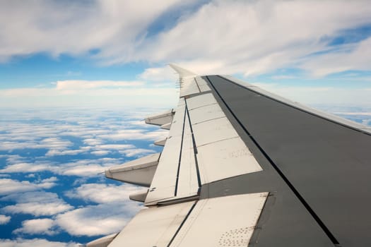 Airplane wing