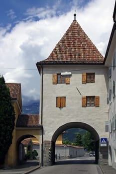 Of the four city gates of the historic city of Merano,three are still preserved today. The arch of the Vinschgau Gate from the 13th century,through which the road leads into the Vinschgau Valley,looks massive.