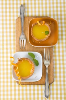 Orange tarts with zest