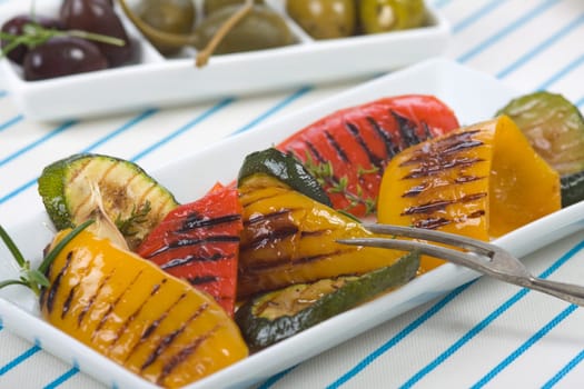 Grilled peppers with olives