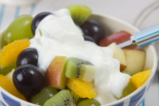 Fruits with yoghurt sauce