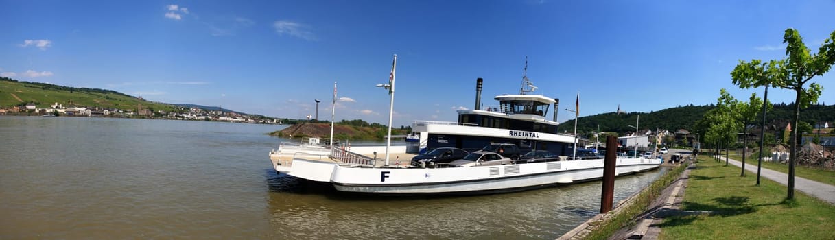 Car ferry between Bingen and Rüdesheim