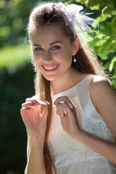 smiling bride with daisy plant