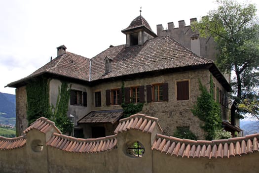 At the junction of the paths from Lagundo and Gratsch to the village of Tyrol,Thurnstein Castle rises west of Tyrol Castle on the slopes of the Mutspitze. The massive,crenellated tower was built in the 13th century and probably served as a projection