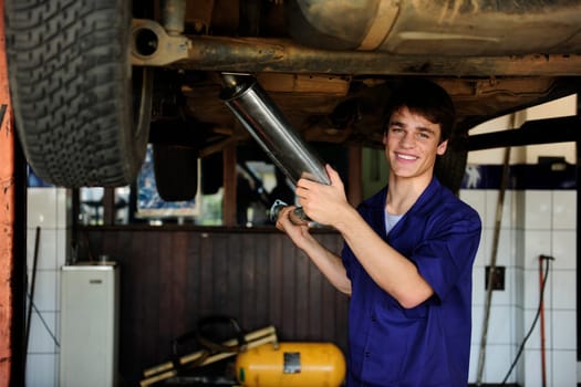 Car mechanic in the Wekstatt