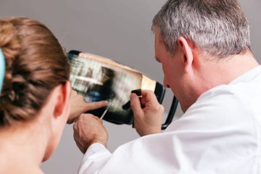 Dentist explains X-ray image