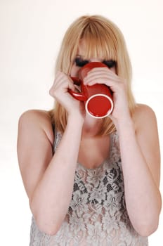 Girl thrinking coffee.