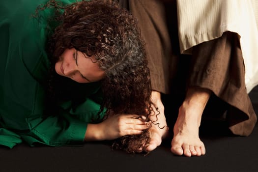 mary magdalene wiping jesus' feet