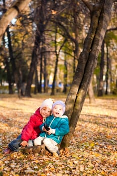 Children throw autumn leaves 4