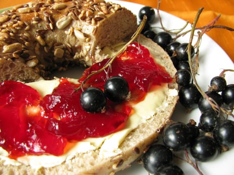 Bagel with blackcurrant jelly