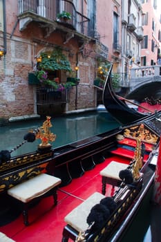 Gondola parking edge red velvet bench