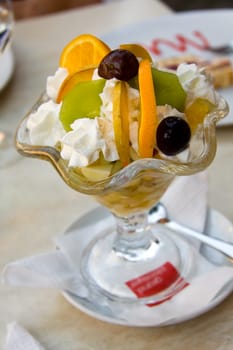 Fruit salad,mixed,with whipped cream