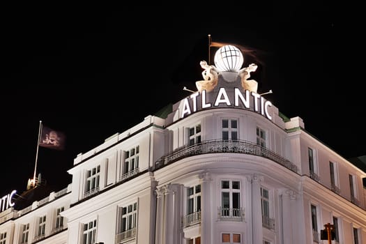 Hamburg - Hotel Atlantic by night