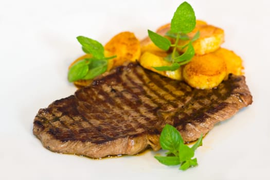 Rump steak with fried potatoes