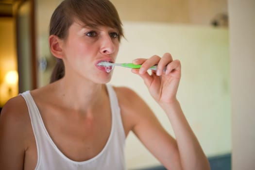 woman cleaning teeth