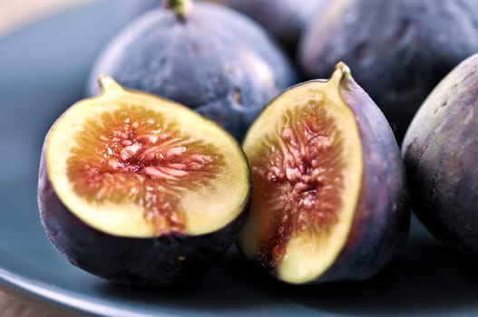 Plate of sliced figs