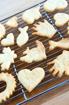Cooling freshly baked cookies