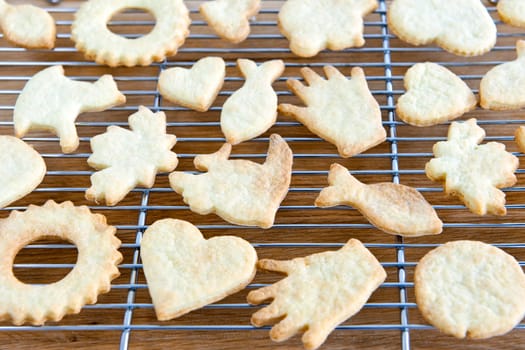 Cooling freshly baked cookies