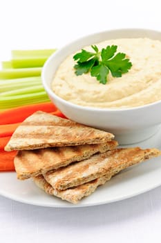 Hummus with pita bread and vegetables