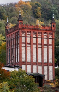 The Hildebrandsche Mühle is one of six mills on the Weschnitz and is located on the outskirts of Weinheim. The magnificent industrial building from the century before last is a listed building. The fortified tower-like silo tower of the mill (1895)