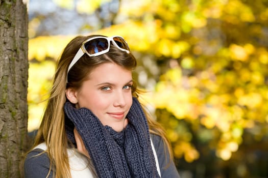 Autumn park - fashion woman with sunglasses
