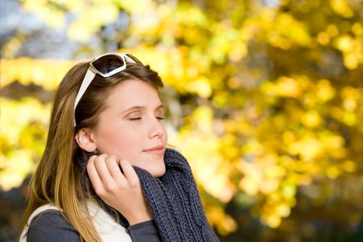 Autumn park - fashion woman with sunglasses