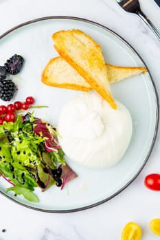 mozzarella with spinach, cherry tomatoes, wild berries and bread