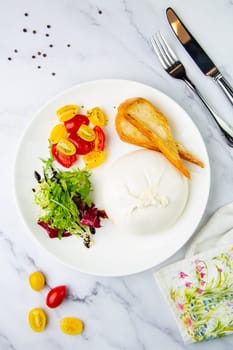 mozzarella with spinach, cherry tomatoes, wild berries and bread