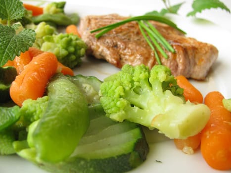 Vegetables cooked in steam with schnitzel