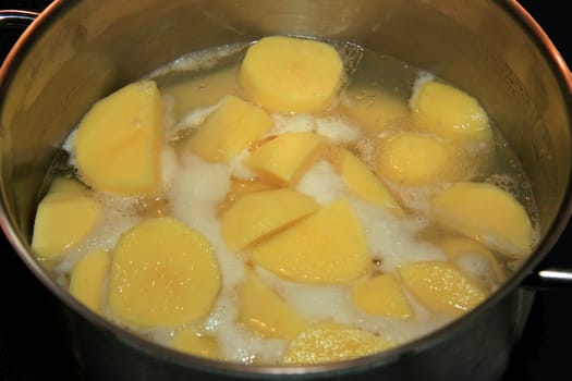 Boiling potatoes