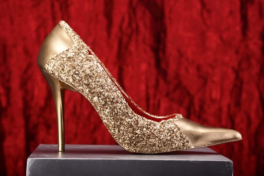 Gold Shoe Red 04