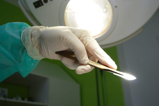scalpel in surgeons hand