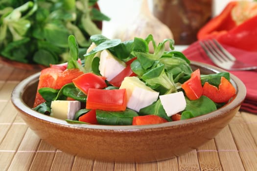 Lamb's lettuce with pepper cubes and goat cheese