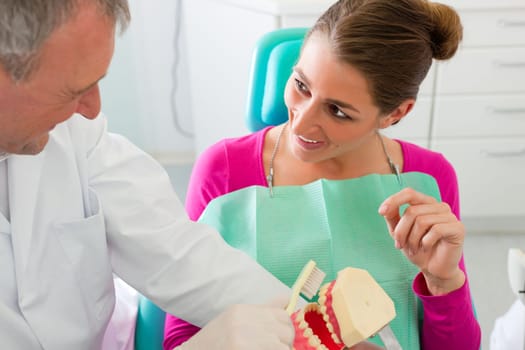 Dentist explains brushing