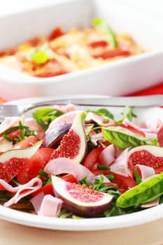 Vegetable salad with  fresh figs