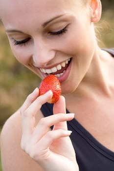 beautiful sporty caucasian girl drinking water after exercise