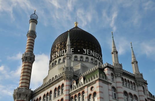 The Yenidze in Dresden used to be a warehouse for tobacco ( Salem ) and carpets.