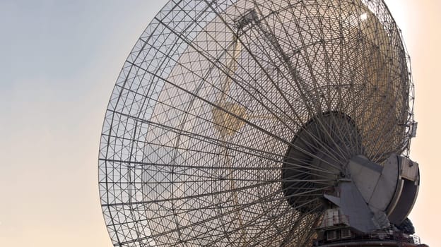 the huge satellite dish that is the receiver for parkes radio telescope