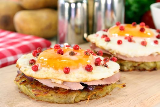 Rösti with fried egg,ham and onions