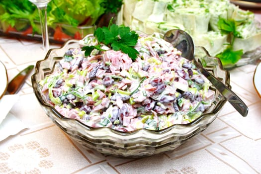 Bowl with a salad made from bean, chicken, apple